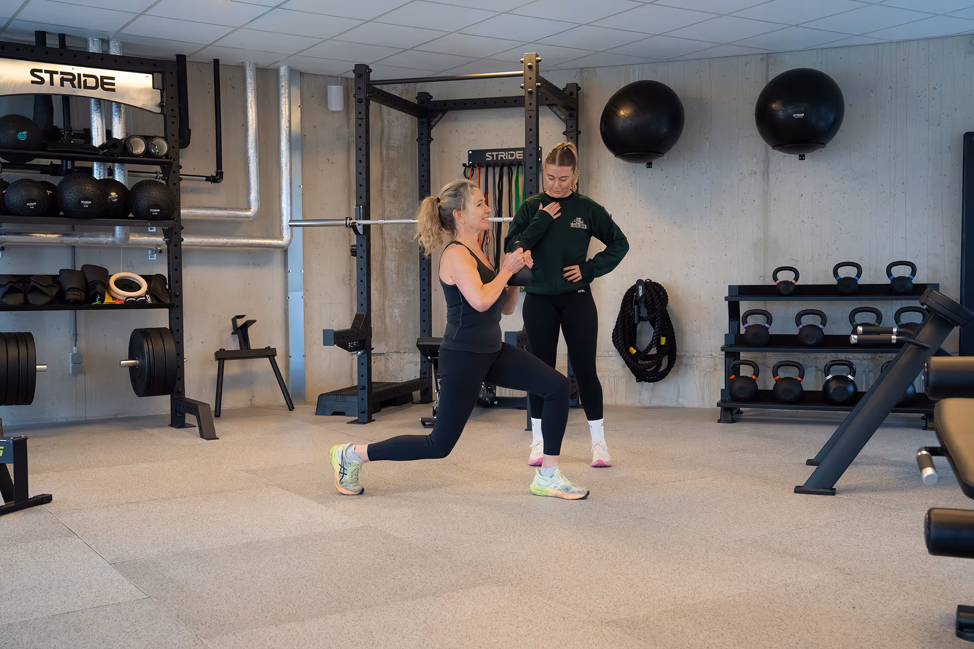 Trainen met een coach op de vloer van de club